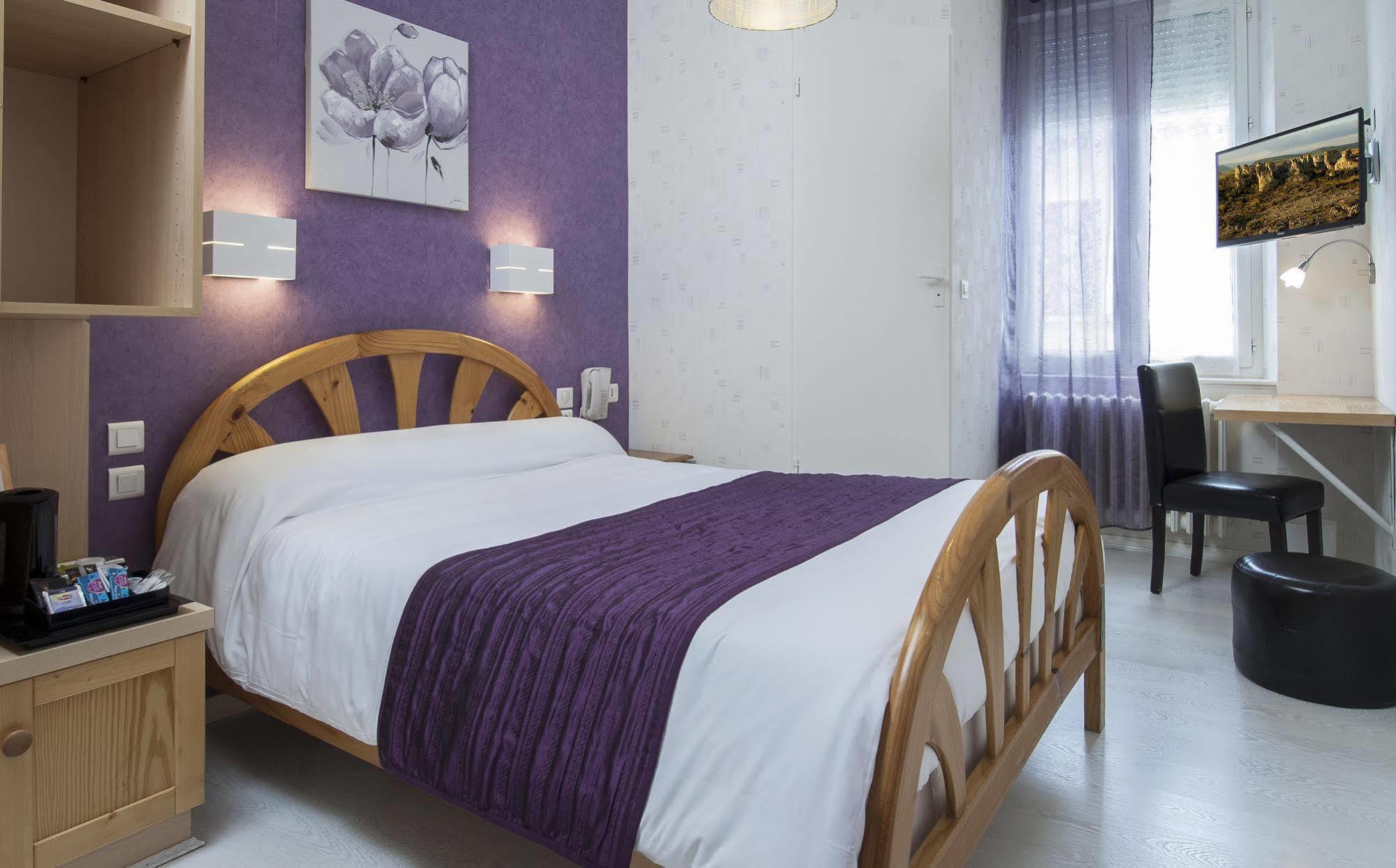 Logis Hotel Restaurant Cazes Arazat Laissac Exterior foto